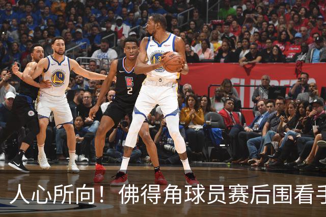 人心所向！佛得角球员赛后围看手机关注西乌赛果，晋级后全场欢腾
